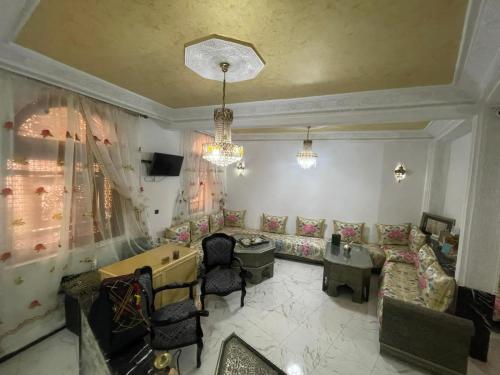 梅克内斯里亚德马拉克酒店的客厅配有沙发和桌子