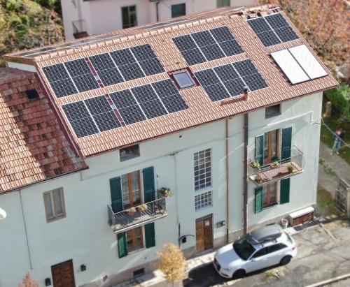 阿巴迪亚圣萨尔瓦托雷Casa22的公寓大楼的屋顶设有太阳能电池板