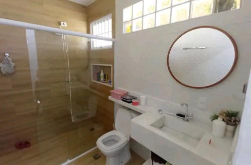 伊比乌纳Linda chácara em Ibiúna的一间带卫生间、水槽和镜子的浴室