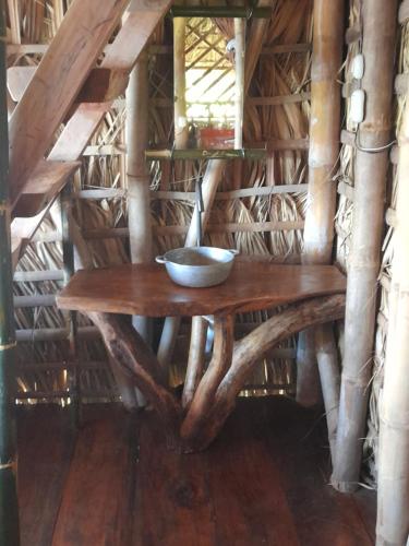 BalgueEl Bamboo Cabins的木桌,上面有碗