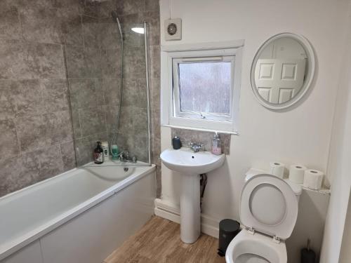 泰恩茅斯Whitby Elegance的浴室配有卫生间、盥洗盆和淋浴。