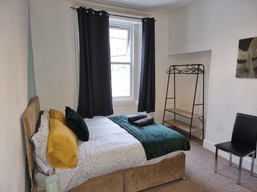 泰恩茅斯Whitby Elegance的一间卧室设有一张床和一个窗口