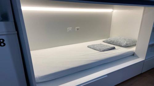 瓦伦西亚NAP v的一张位于房间的床,上面有两个枕头