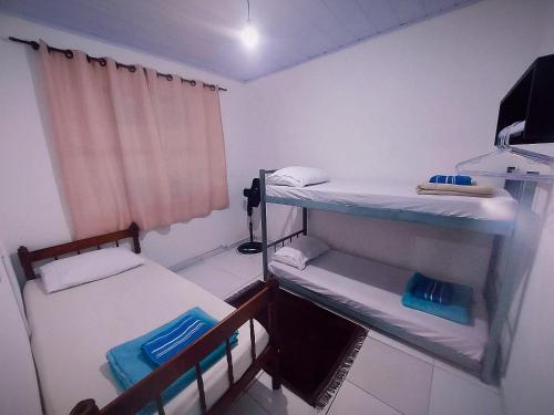 帕拉蒂Lar, doce mar.的小房间设有两张双层床和窗户