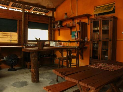 邦比尼亚斯Valhalla Glamping House的客厅配有木桌和书桌