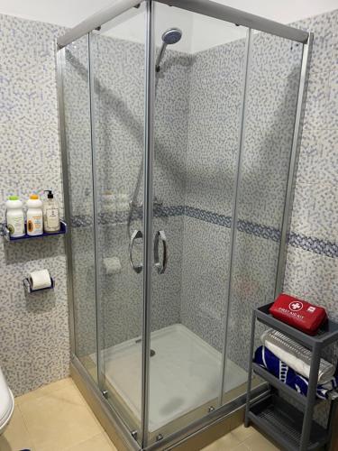 马拉喀什Kech Days appartement près de l'aéroport的浴室里设有玻璃门淋浴