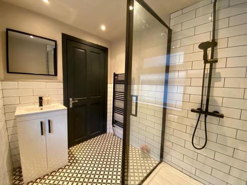 利物浦LFC 6 Bedroomed House sleeps 14的带淋浴、卫生间和盥洗盆的浴室