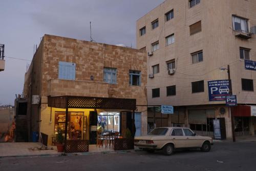 卡拉克Beit alkaram的停在大楼前的汽车