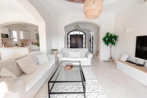 赫尔格达Modern Villa in El Gouna (Private Pool & Garden.)的客厅配有白色的沙发和桌子
