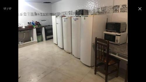 库里提巴Hospedagem e kitnetes D' Itália的厨房配有一排白色冰箱