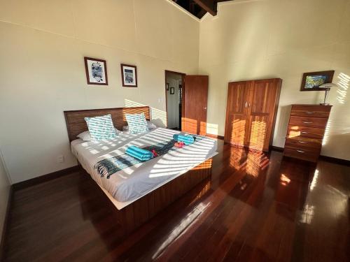 萨武萨武Latui Lodge的一间卧室配有一张带蓝色枕头的大床