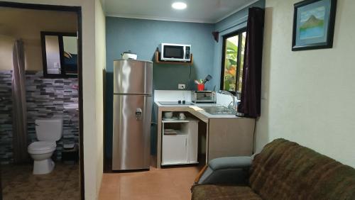 福尔图纳Granja Agua Azul.A/C WiFi,2 Camas, Rio, jardines.的一间带冰箱和水槽的小厨房