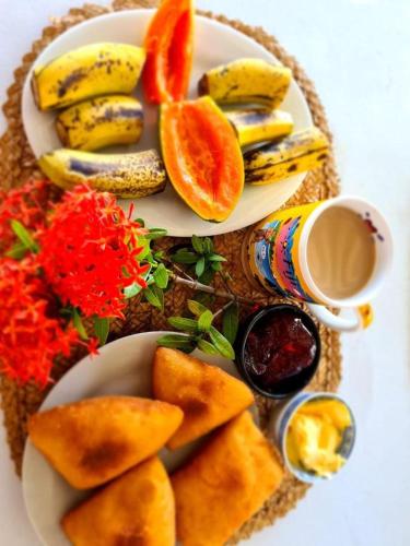 南迪Balabala Bed & Breakfast的香蕉和橙片的食品