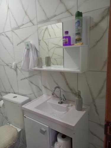 阿拉卡蒂Casa d'lamour的白色的浴室设有水槽和卫生间。