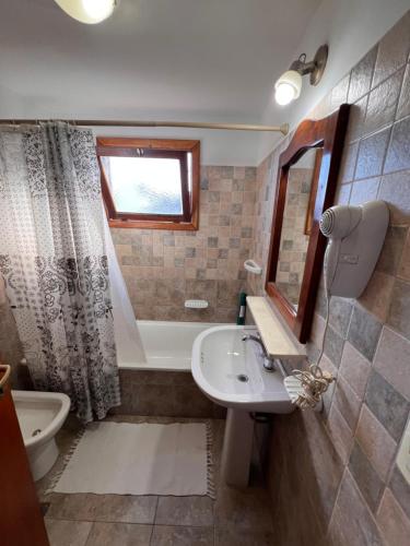 埃斯克尔Bandurria的一间带水槽、卫生间和镜子的浴室