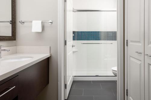 佛森萨克拉门托福尔瑟姆驻桥套房酒店的带淋浴、水槽和卫生间的浴室