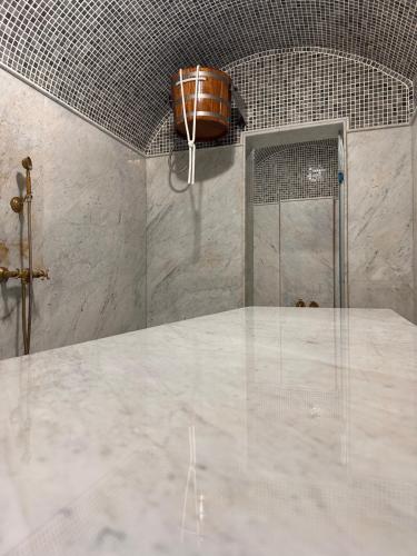 胡塞马Hotel Cataleya Al-Hoceima的带淋浴的浴室(带白色台面)