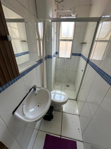 贝洛奥里藏特Apart 3 quartos Fernaodias的一间带水槽和卫生间的浴室