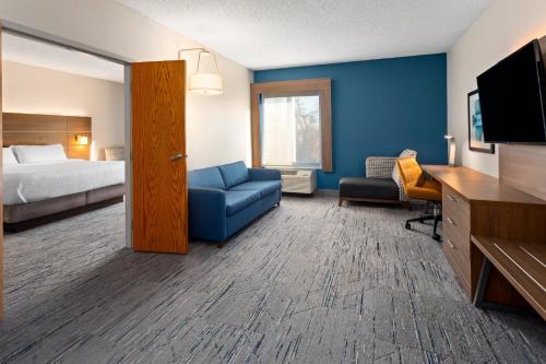 新奥尔巴尼Holiday Inn Express - New Albany的酒店客房,设有床铺和蓝色的墙壁