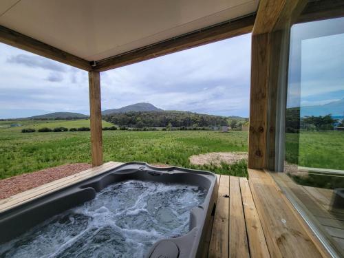 皮里亚波利斯La Aristobula的露天平台上的浴缸,享有田野美景