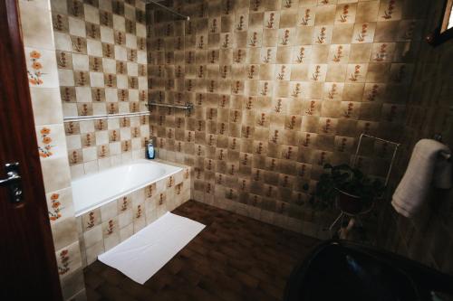 圣维森特Casa da Avo Rosa的带浴缸和盥洗盆的浴室