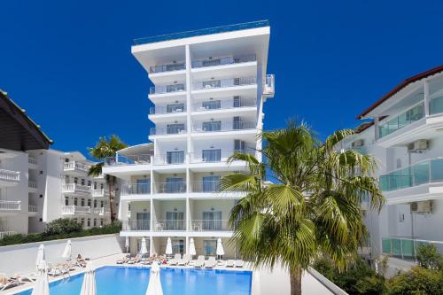 锡德Side Su Hotel - Adult Only (+16)的一座拥有游泳池和棕榈树的酒店
