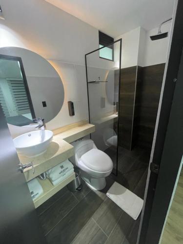 派帕HOTEL SALVATORE的浴室配有卫生间、盥洗盆和淋浴。