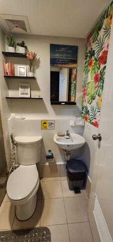 大雅台Cozy Condo at Pine Suites Tagaytay with WIFI Netflix & Pool的一间带卫生间和水槽的浴室