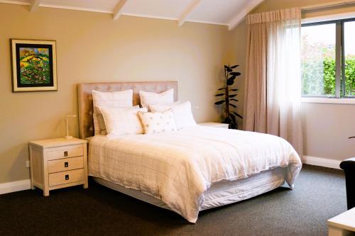 坎布里奇St Kilda Studio的一间卧室设有一张床和一个窗口