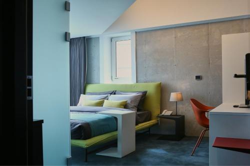 首尔Hotel Cocomo的一间卧室配有一张带绿色床头板的床