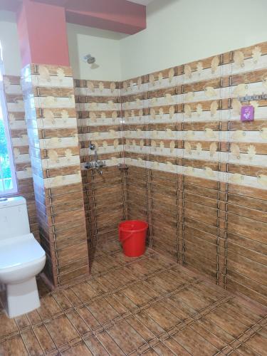西隆Vati guesthouse的一间带卫生间和木墙的浴室