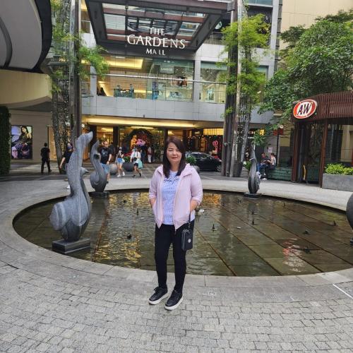 吉隆坡Bayview hotel，pinang的站在城市喷泉前的妇女