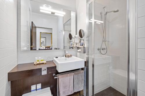 巴拉腊特利迪亚德海瑞特品质酒店的白色的浴室设有水槽和淋浴。