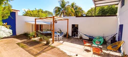 莱昂Hostal El Rio的房屋设有带桌椅的庭院