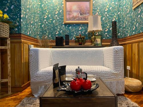 碧瑶Casa Valle Verde的客厅配有白色的沙发和桌子
