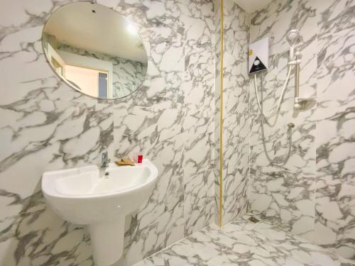 曼谷Goldsmith Bangkok Residence的白色的浴室设有水槽和镜子