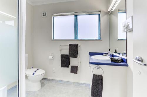 旺格努伊库克斯花园汽车旅馆 - 尔舒酒店的一间带卫生间、水槽和窗户的浴室
