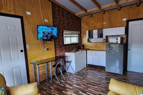 达卡卫Cabaña buck的厨房配有冰箱和桌子