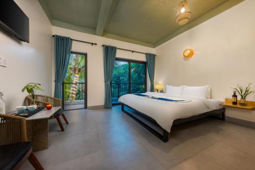 吉婆岛Tropical retreat Homestay的一间卧室设有一张床和一个大窗户