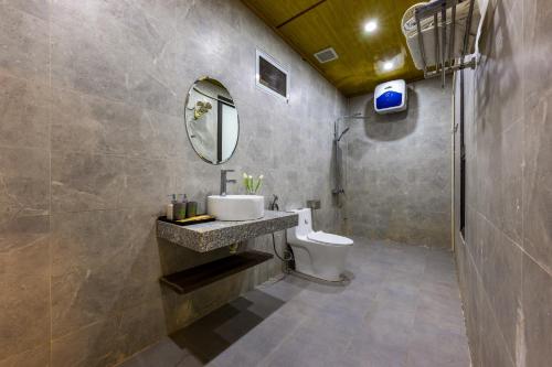 吉婆岛Tropical retreat Homestay的一间带水槽和卫生间的浴室