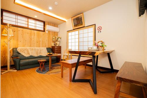 东京一戸建民泊 Tokyo St-ar House 東京星宿的客厅配有桌子和沙发