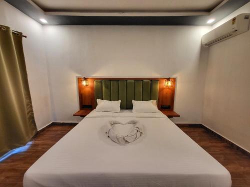 阿姆波尔Rashiva Resort的一间卧室,配有一张心形床