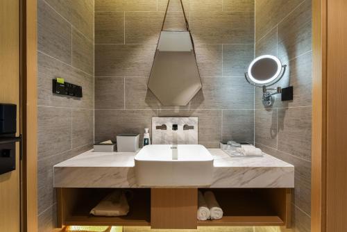 北京北京朝阳门亚朵酒店的一间带水槽和镜子的浴室