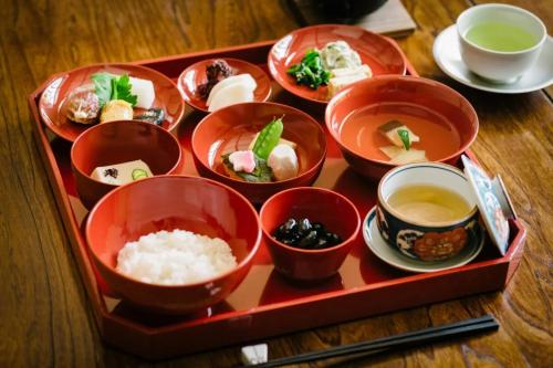 京都京恋 黄金屋的盘子上放着盘子,盘子上放着食物