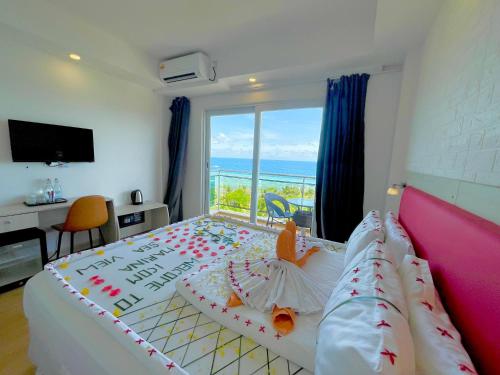 马富施iCom Marina Sea View的一间卧室设有一张床,享有海景