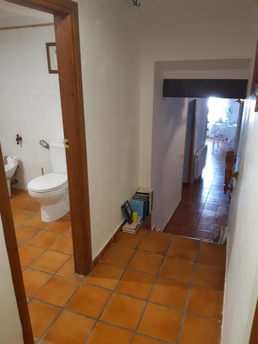 ValdealgorfaMusas Gastro Casa Rural的一间带卫生间和走廊的浴室