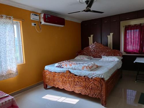 维杰亚瓦达Duplex house homestay near Vijayawada, Tadepalli的卧室配有一张床