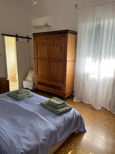 蒙德罗A CASA DEL CONSOLE的一间卧室配有一张床,上面有两条毛巾