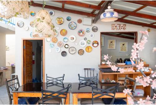 萨利纳斯Hostel Casa Betancourt的墙上的餐桌和盘子用餐室