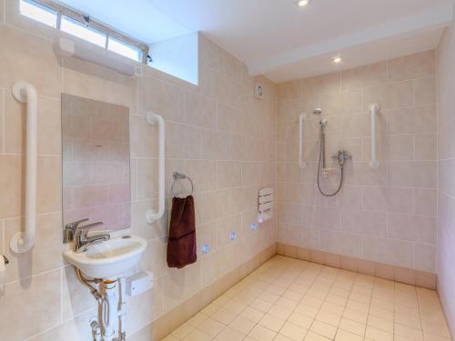 Bradwell1 Bed in Hathersage 78016的一间带水槽和淋浴的浴室